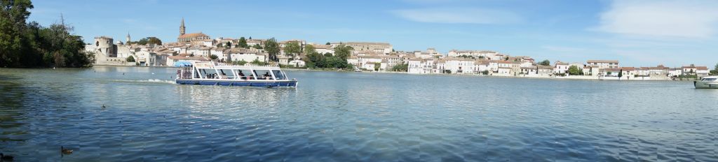 Le grand réservoir de Castelnaudary et vue générale sur la ville